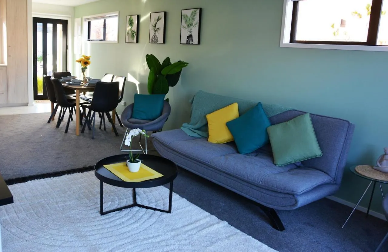 Cosy And Close To Central City contacts